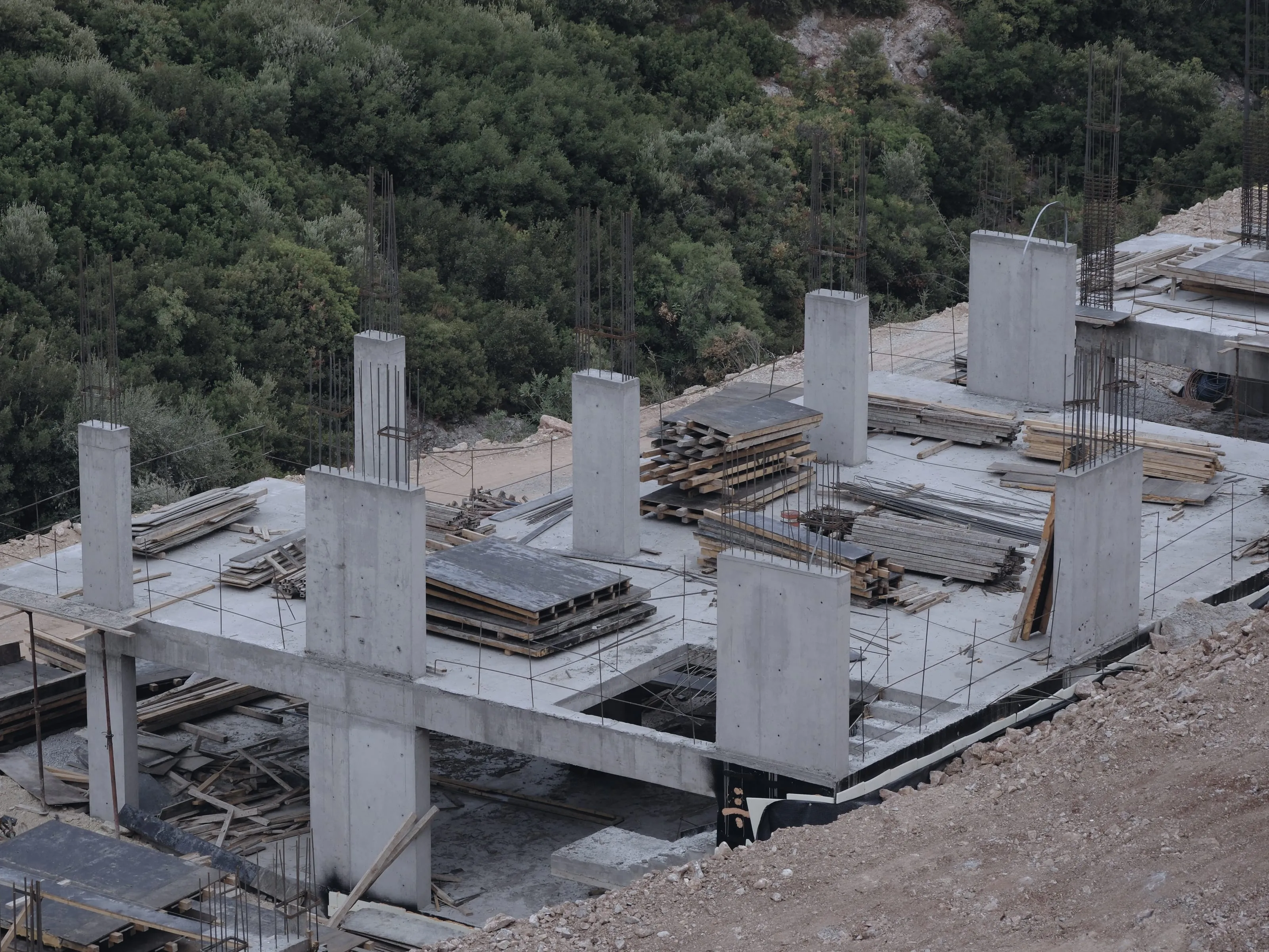 Градилиште на падина: армирано-бетонска конструкција со столбови, арматура и оплата